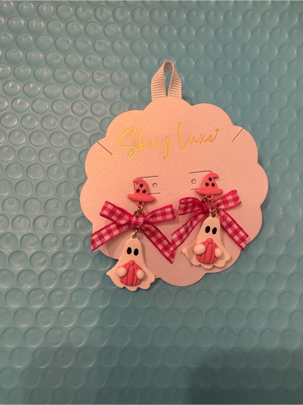 Diva Gold Stud Earrings on White Scalloped Card